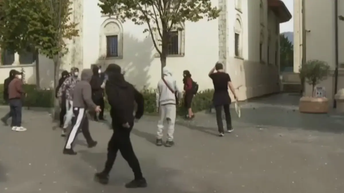Protesta zhvendoset përballë Bashkisë së Tiranës