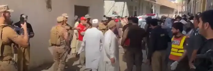 Familjet vajtojnë humbjen e fëmijëve nga shembja e çatisë së shkollës në Pakistan