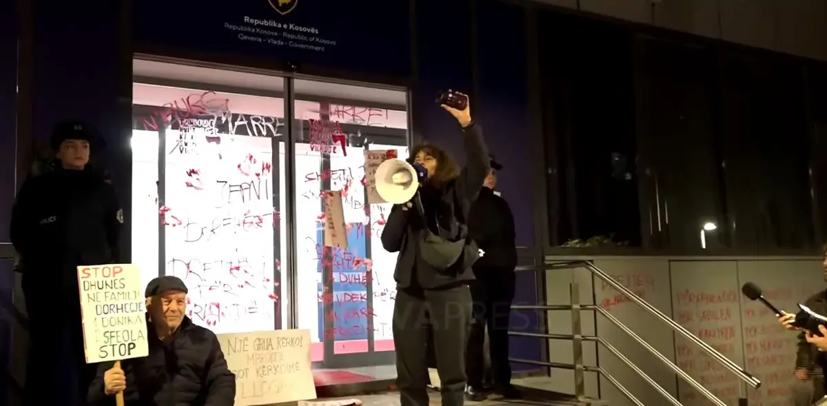 “Donika e ka ndal telefonin: Prej kujt po tutesh” – protestuesit te Qeveria