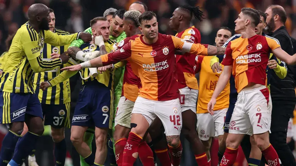 Përleshja pas derbit nuk kalon pa pasoja, zbulohen dënimet për yjet e Galatasarayt dhe Fenerbahces
