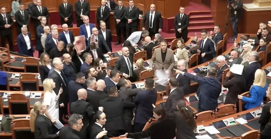 Kuvendi i Shqipërisë mblidhet pas protestave, seanca nis me përplasje mes deputetëve