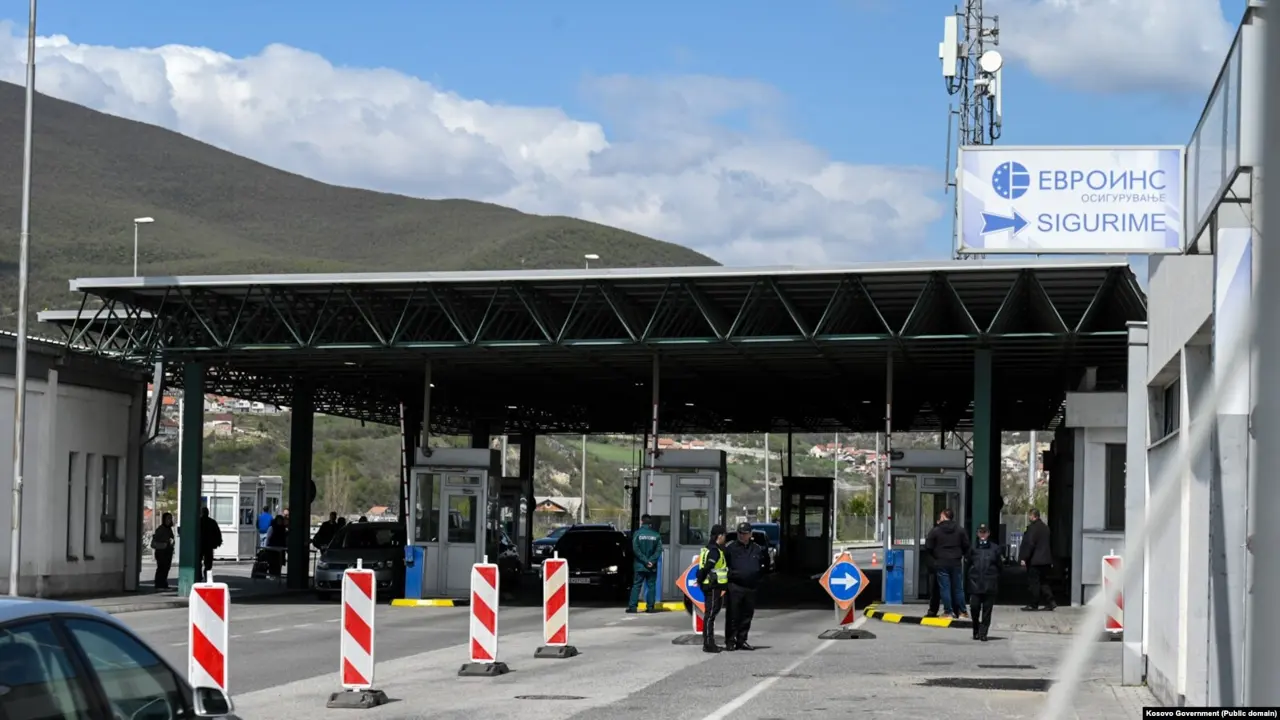 Shtetasi i huaj shoqërohet në polici, dyshohet se falsifikoi polisën e sigurimit të Kosovës