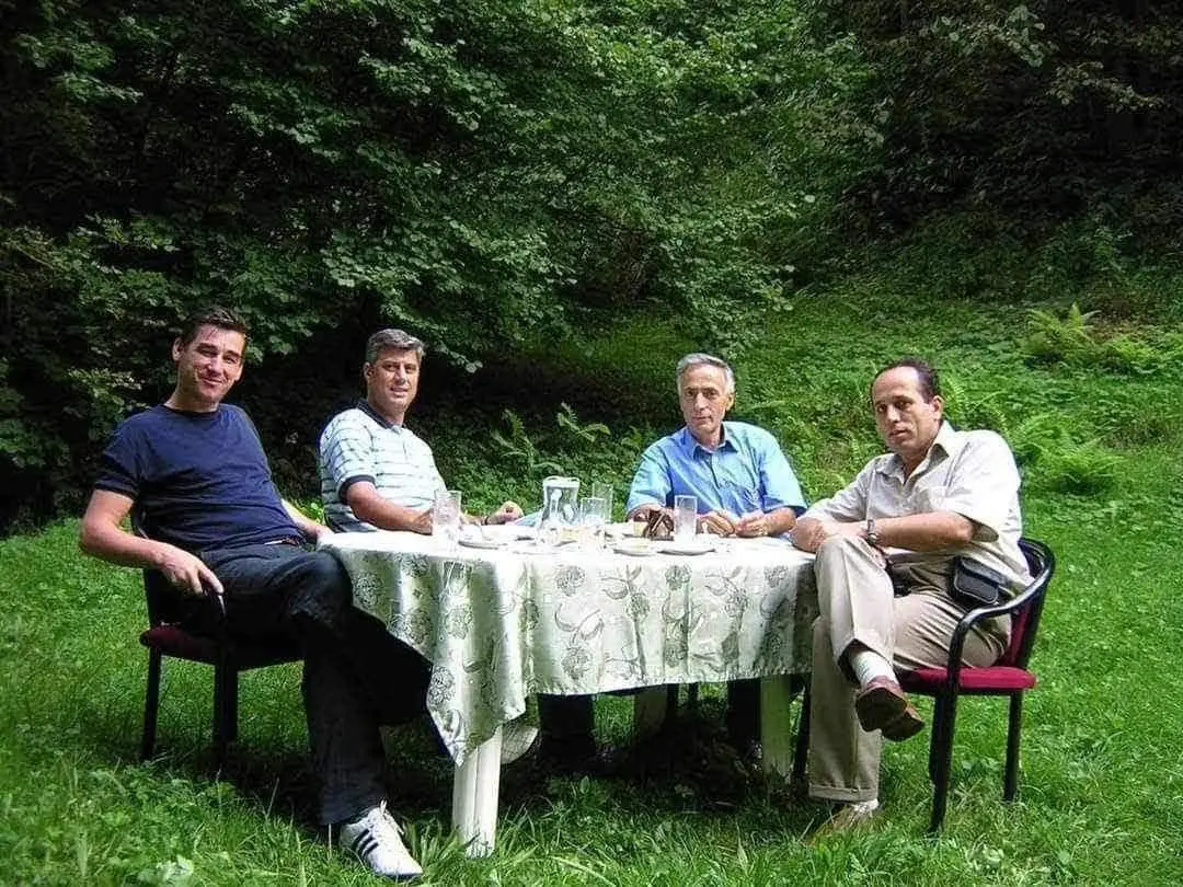 Djali i Jakup Krasniqit uron PDK-në për 27-vjetorin: Doli nga Drejtoria Politike e UÇK-së
