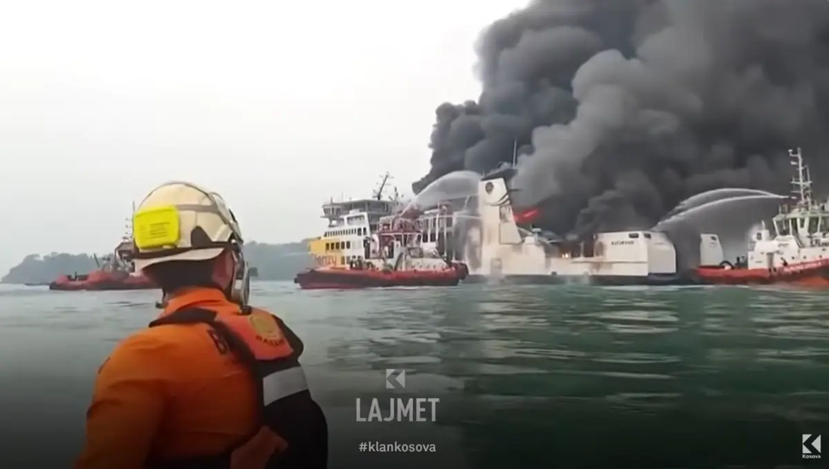 Zjarri në traget në Indonezi: Dhjetëra pasagjerë shpëtuan për pak (VIDEO)