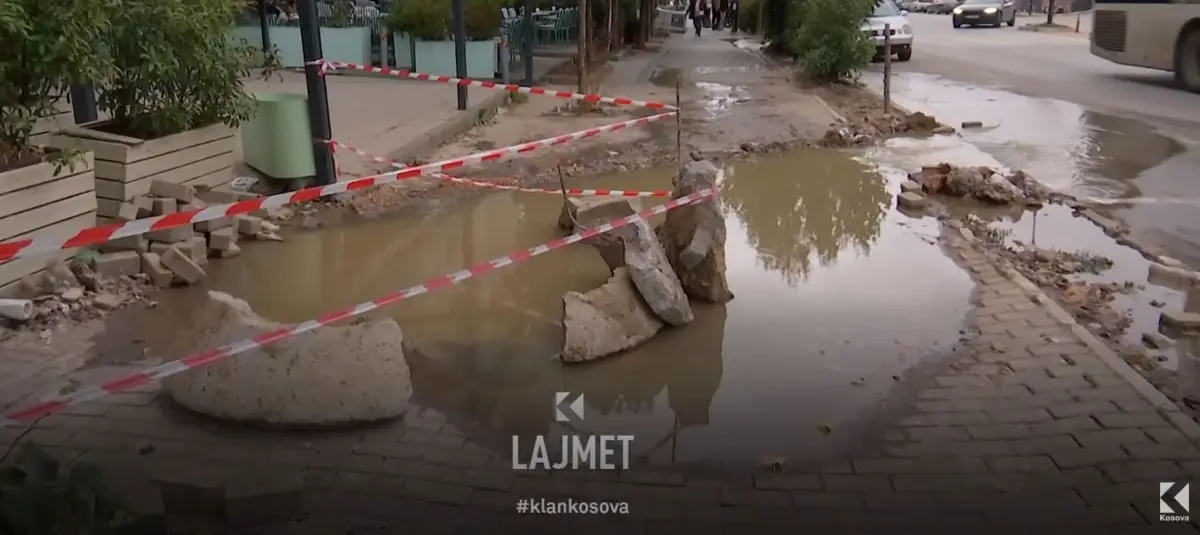 Rruga “B” në Prishtinë: Bllokohet kanalizimi, pisllëqet mbi tokë (VIDEO)