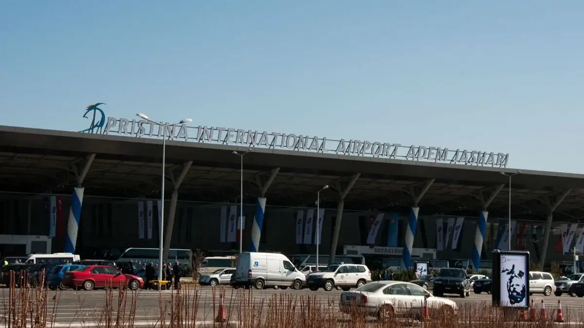 Thikë e kamufluar si armë konfiskohet në Aeroportin e Prishtinës