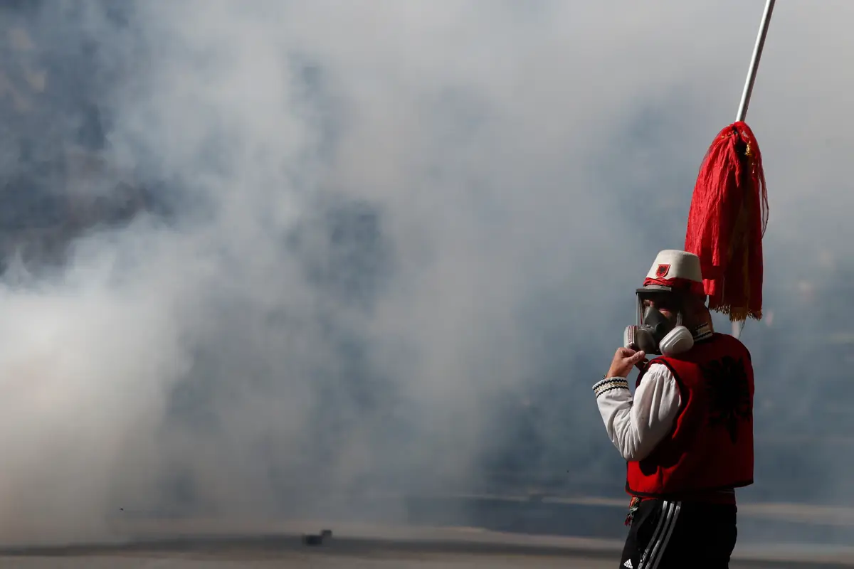 Tiranë: 59 protestuesve sot pritet t’u caktohen masat e sigurisë, prindërit mblidhen para gjykatës