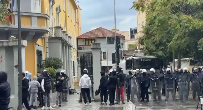 Nis grumbullimi i protestuesve te Ministria e Arsimit në Tiranë