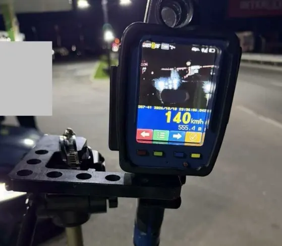 U kap dy ditë radhazi duke vozitur mbi 140 km/h në zonën 60 km/h, i sekuestrohet vetura