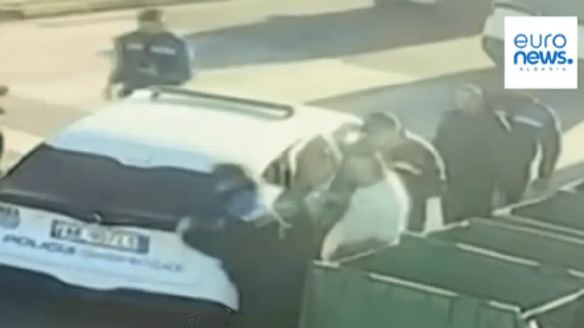 Qytetari i la dy qese me bërllok jashtë kontejnerëve, shikoni si vepron Policia në Shkodër