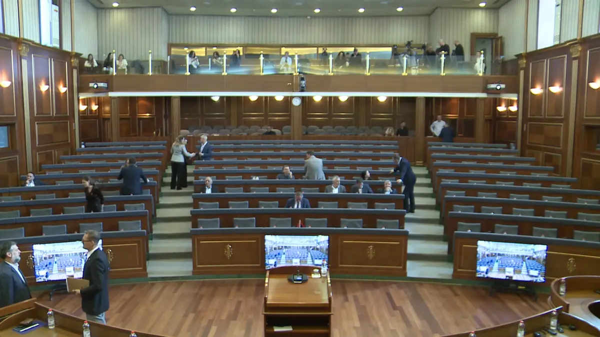 Seanca s’nis me kohë, shumë pak deputetë në sallë