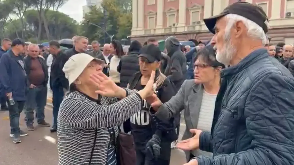Një protestuese del pro dialogut me Edi Ramën, debaton ashpër me qytetarët e tjerë