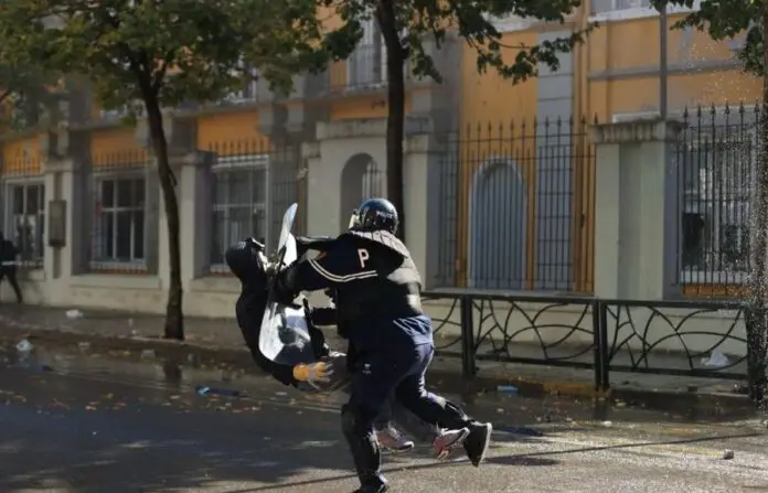 24 të lënduar nga protestat në Shqipëri, kjo është gjendja e të riut të plagosur para Ministrisë së Arsimit
