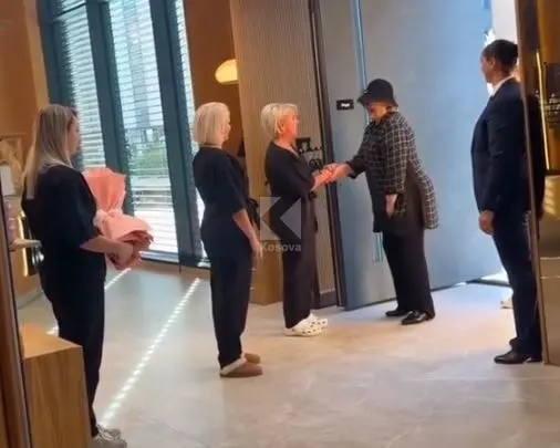 Presidentja Shiroka Pula shkon në një sallon bukurie – shoqërohet nga deputetja e PDK-së