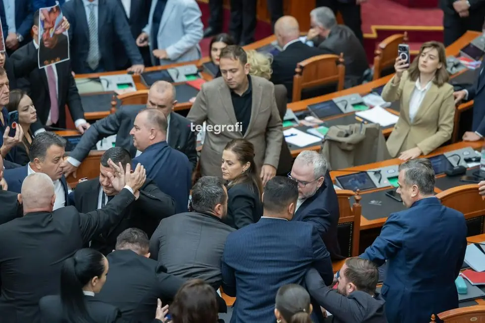 Përplasjet në Kuvend, Sekretariati i Etikës shqyrton sot kërkesën e PS për përjashtimin e 20 deputetëve demokratë