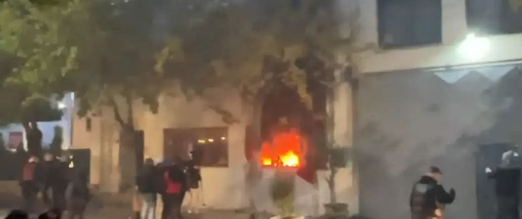 Protesta në Tiranë: Vazhdon kaosi, i vihet flaka edhe objektit të Komisariatit