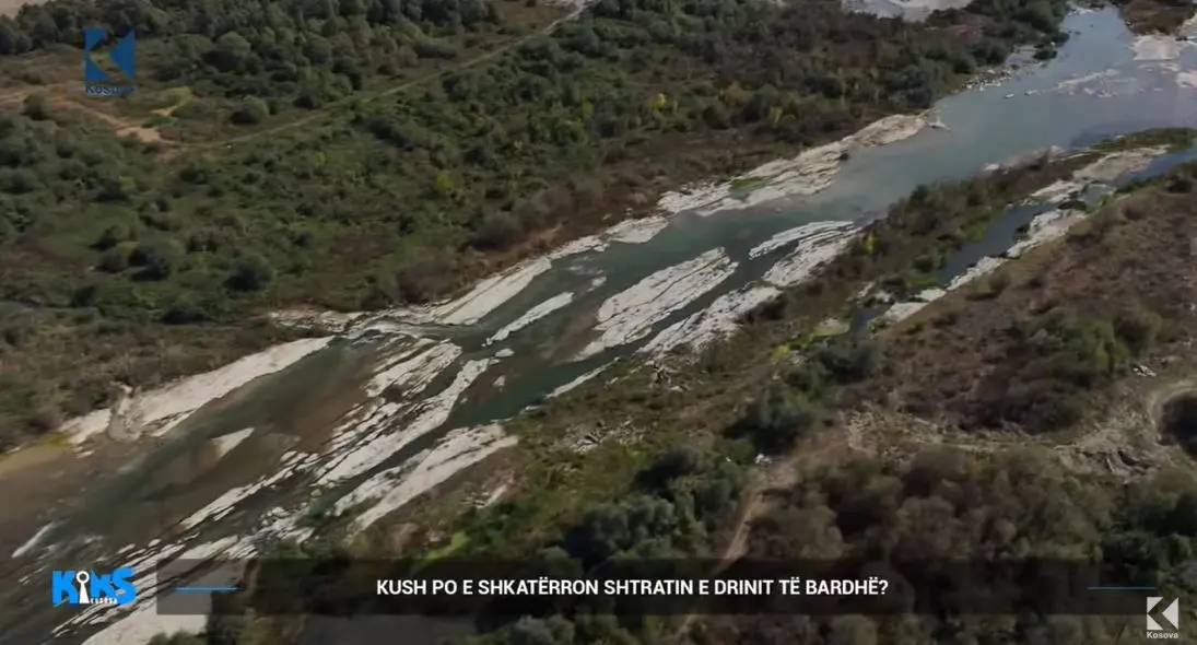 “Zhduket” Drini i Bardhë, rrezik i madh për vërshime?! (VIDEO)