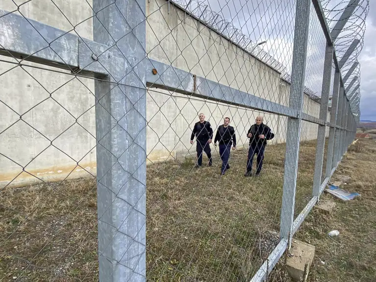 Dalja nga burgu nuk mjafton: Qysh vazhdon jeta për ta në Kosovë?