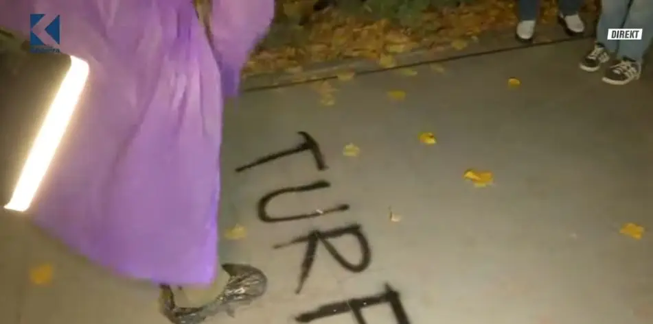 “TURP”, protestuesit shkruajnë mesazhe edhe në tokë (VIDEO)