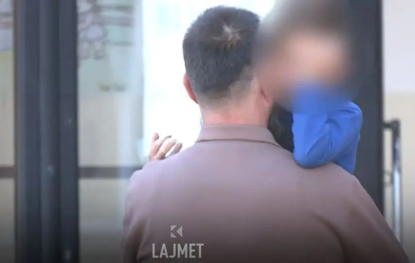 Nxënësit në Barilevë iu këput gishti, ia zuri banka e klasës (VIDEO)