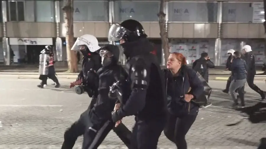 Protestuesit hedhin gurë në drejtim të Kryesisë së Kuvendit – policia nis shoqërimet