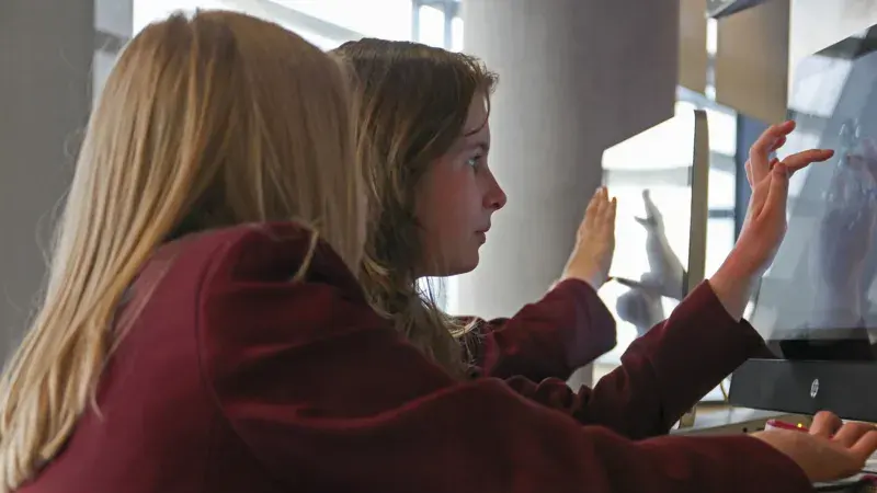 Mjekët në Angli bëjnë thirrje për reduktimin e kohës së kaluar para ekraneve në klasa