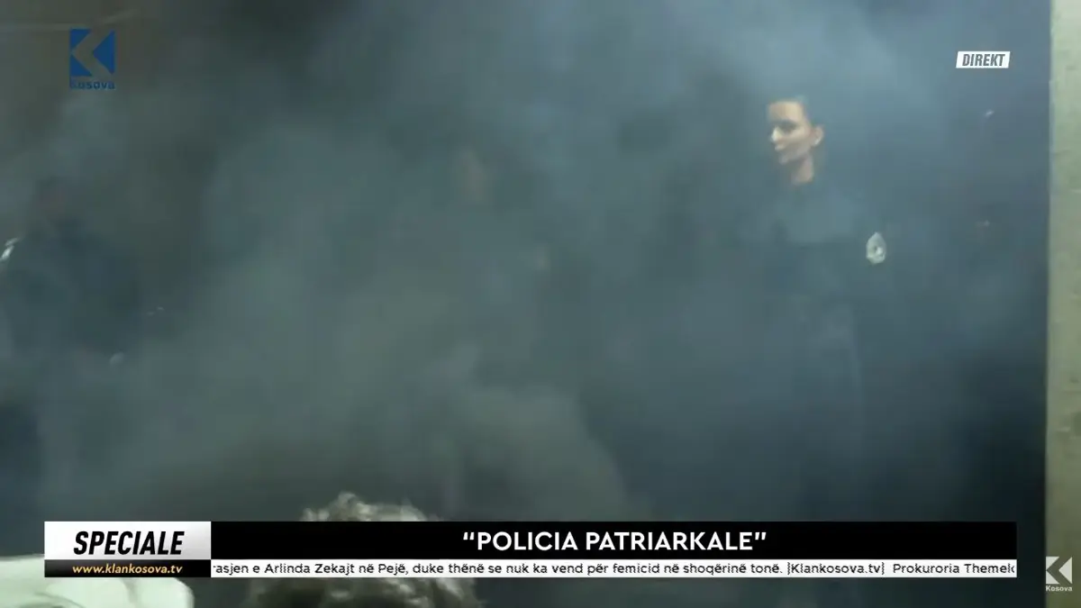 Letra e Arlinda Zekajt dhe ngjyra e kuqe hidhen para objektit të Policisë së Kosovës (VIDEO)