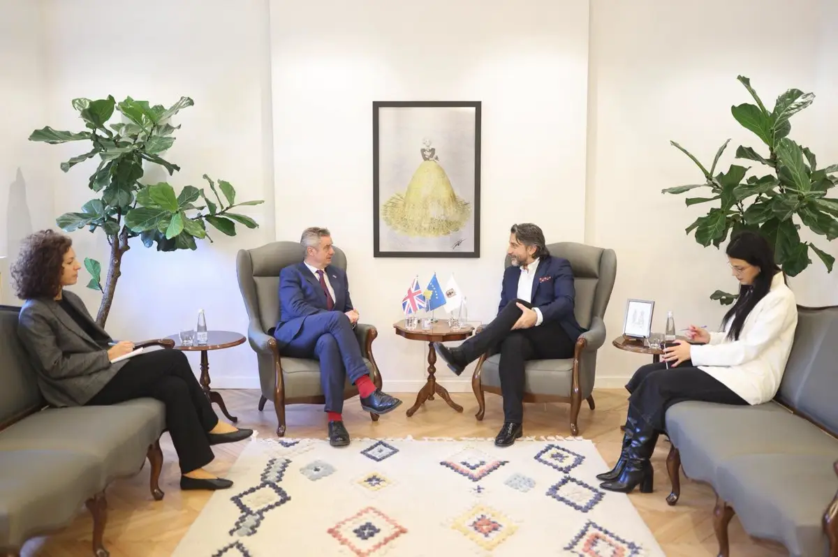 Rama takon ambasadorin britanik, diskutojnë 19 projektet strategjike të Prishtinës