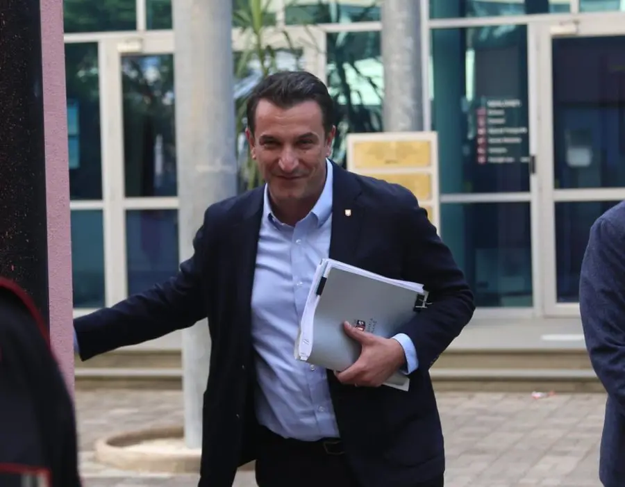 “Rrëmbim policor dhe transferim politik”, Veliaj reagon pas zhvendosjes në paraburgimin e Fierit