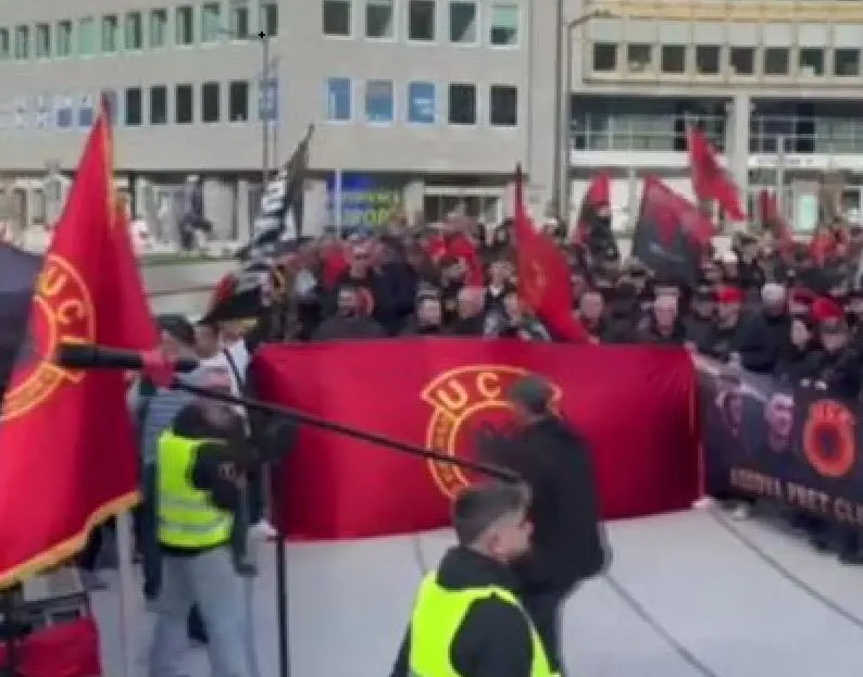 Shqiptarët protestojnë në Bruksel, kundërshtohet vendimi i Gjykatës Speciale