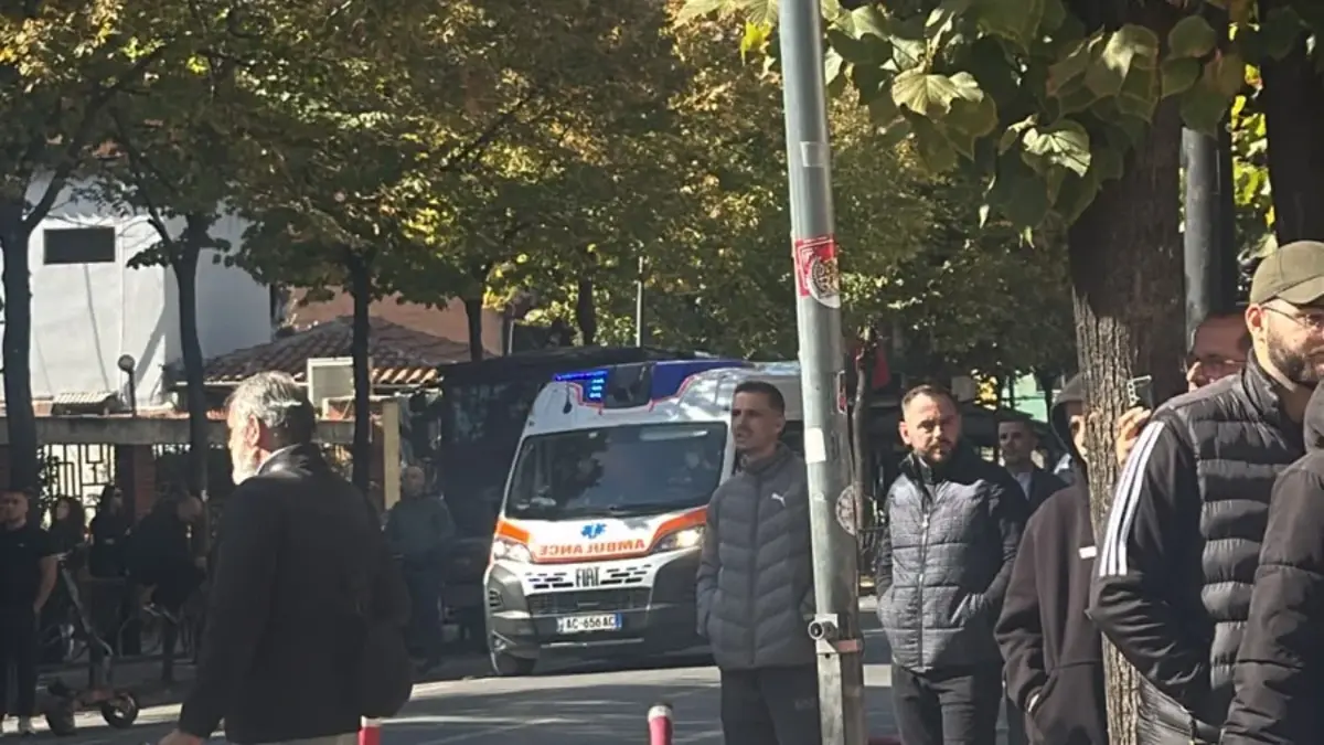 Tensionet te Ministria e Arsimit – Lëndohet një polic, transportohet në spital me ambulancë