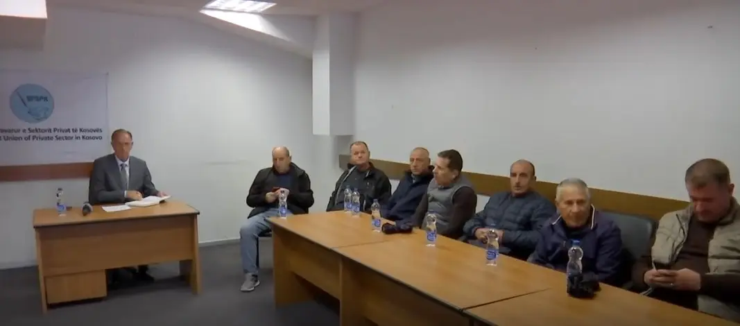 Teknikët e Prishtinës: Dalin pagat, por greva e protesta vazhdojnë (VIDEO)