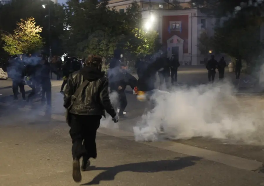 310 të lënduar në një javë protesta në Shqipëri