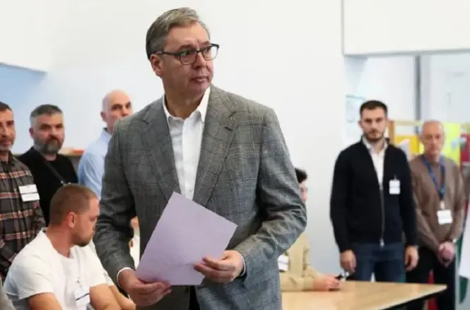 Vuçiqi humbi bindshëm në Serbi, si ia arritën studentët ta rrëzojnë nga pushteti? (VIDEO)