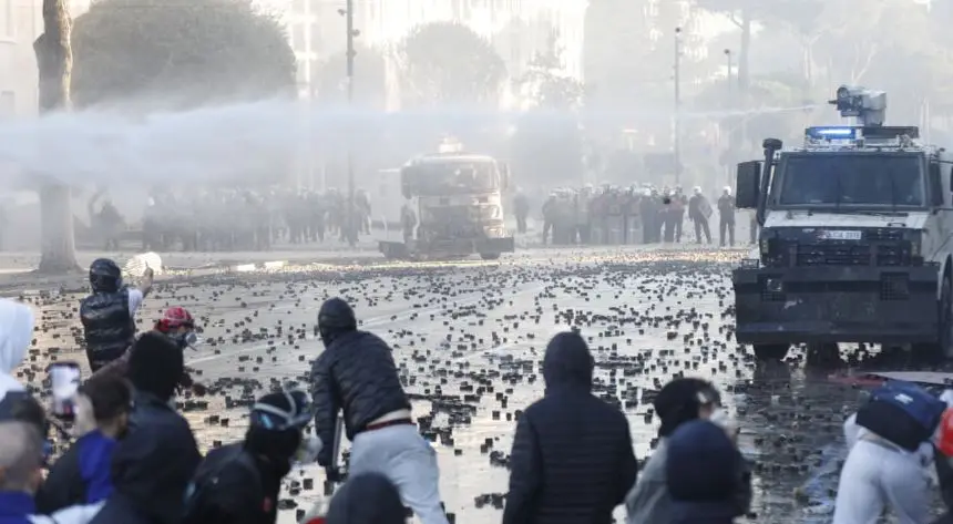 65 të lënduar në protestën e djeshme në Tiranë, mes tyre 37 policë