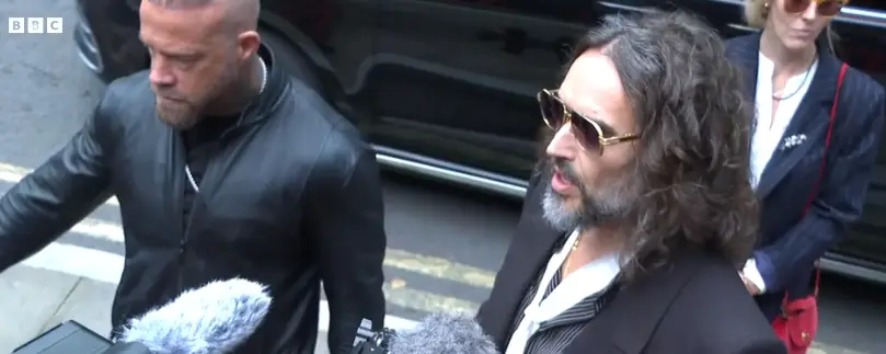 Russell Brand ishte një “grabitqar seksual”, thotë prokuroria në nisje të gjyqit për përdhunim