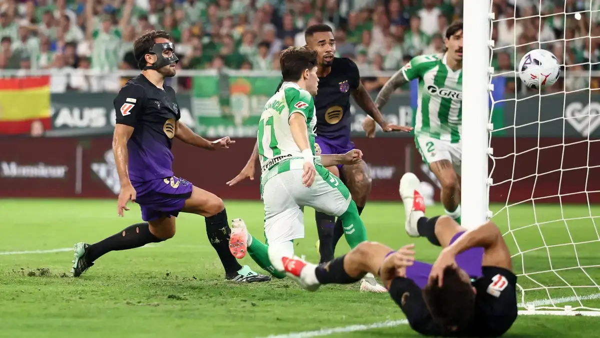 Eksperti i referimit shpërthen pas anulimit të golit të Betisit: “Ky nuk është futboll!”