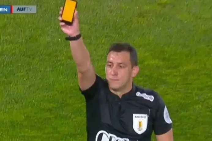 Risi në futboll: Referi në Uruguai përdor pajisje digjitale për kartonët