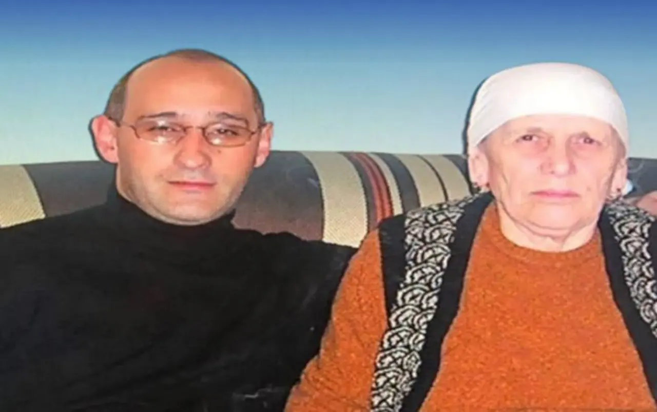 Foto e rrallë: Salih Mustafa krah nënës Limë, e ëma e heronjve Fahri dhe Bahri Fazliu
