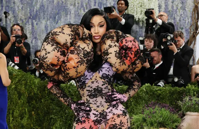 Cardi B dëshiron t’i nënshtrohet një ndërhyrjeje estetike në gjoks, por ka frikë!