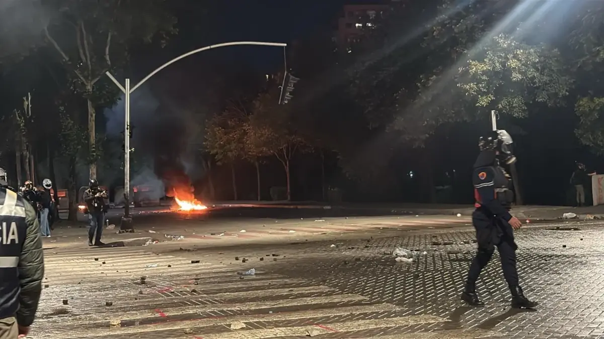 Protesta në Tiranë: 11 të lënduar, mes tyre dhe tre të rijnë