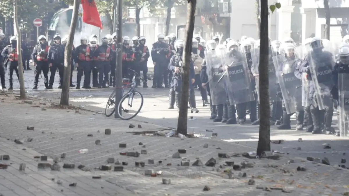 Policia tenton të shpërndajë me gaz dhe presion uji të rinjtë në Tiranë, protestuesit hedhin gurë drejt tyre