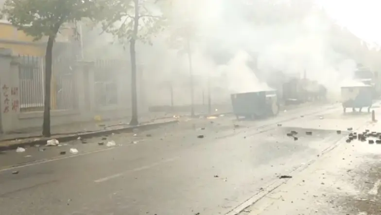Protestuesit hedhin bomba molotovë, policia përgjigjet me gaz lotsjellës dhe ujë