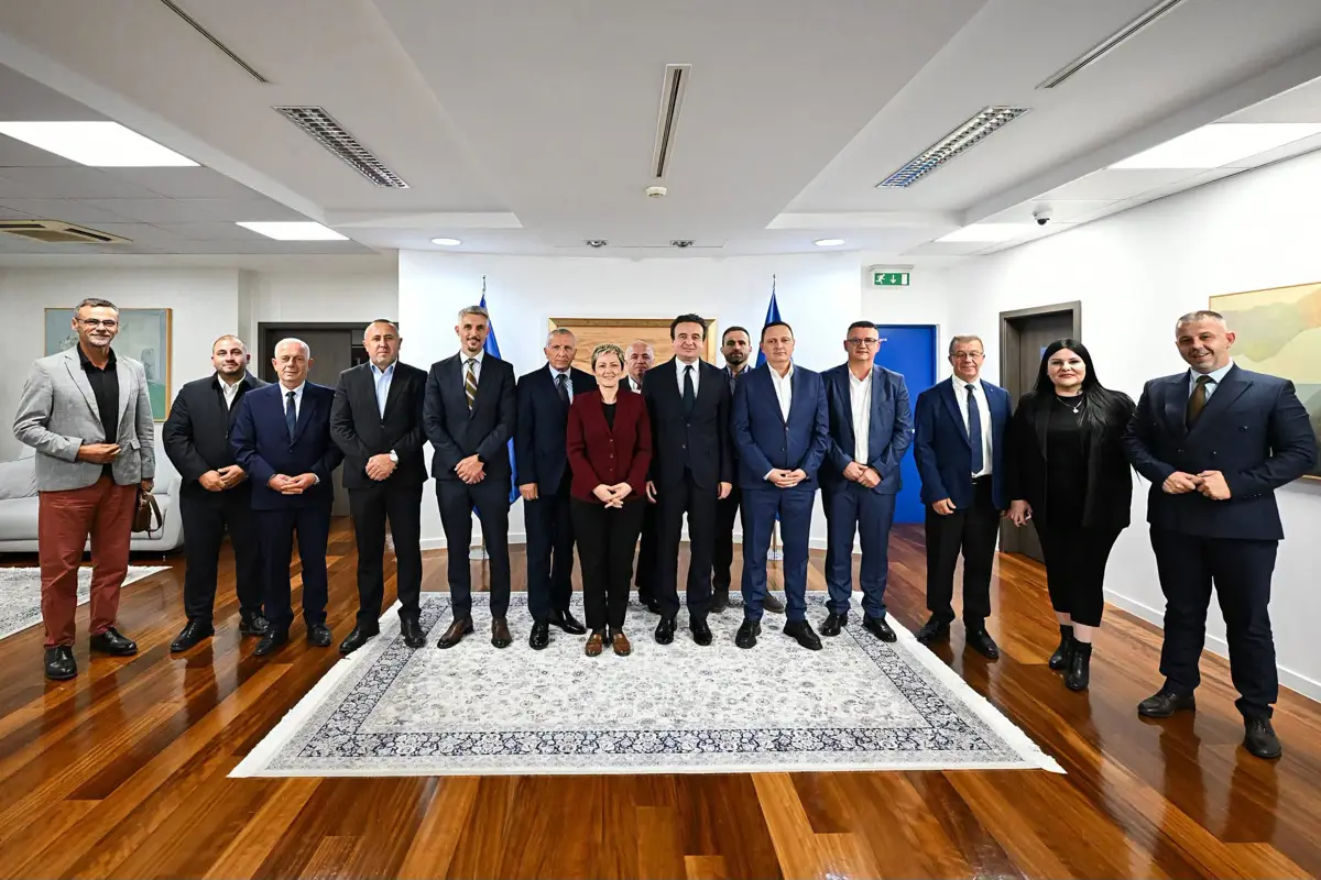 Kurti uron “Koalicionin Shqiptar” për rezultatin në zgjedhjet në Serbi