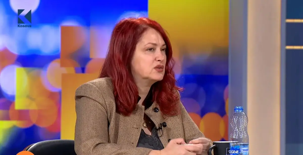 “Qyteti paralel në tapet”, Eliza Hoxha fiton çmim në Bienalen ndërkombëtare (VIDEO)