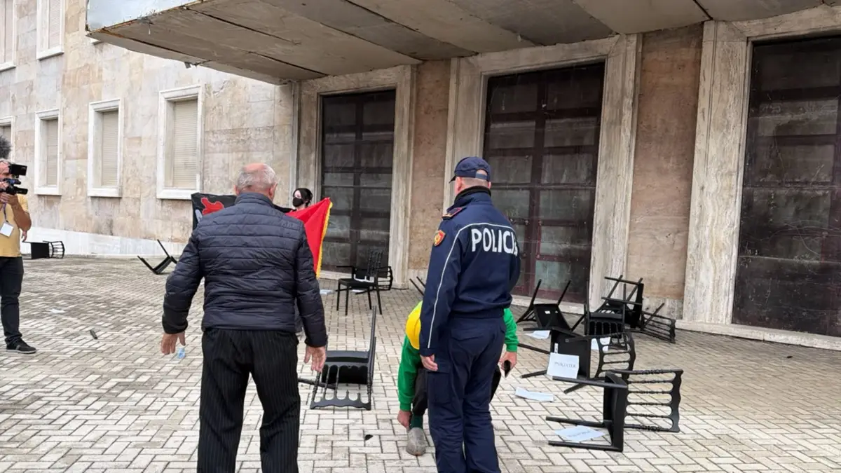 Protestuesit godasin me karrige derën e Kryeministrisë në Shqipëri
