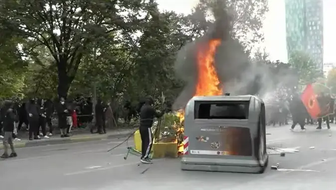 Zhvillimet nga protesta në Tiranë, përplasje me policinë dhe zjarrvënie