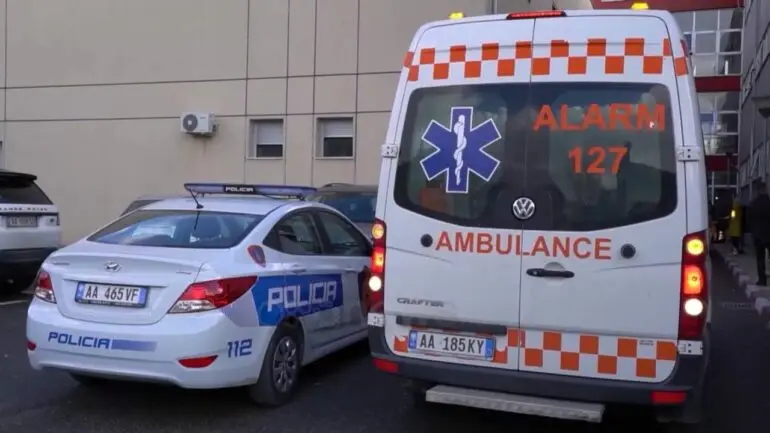 Tentoi të vriste fqinjin me kosore për motive pronësie, arrestohet 62-vjeçari në Peqin