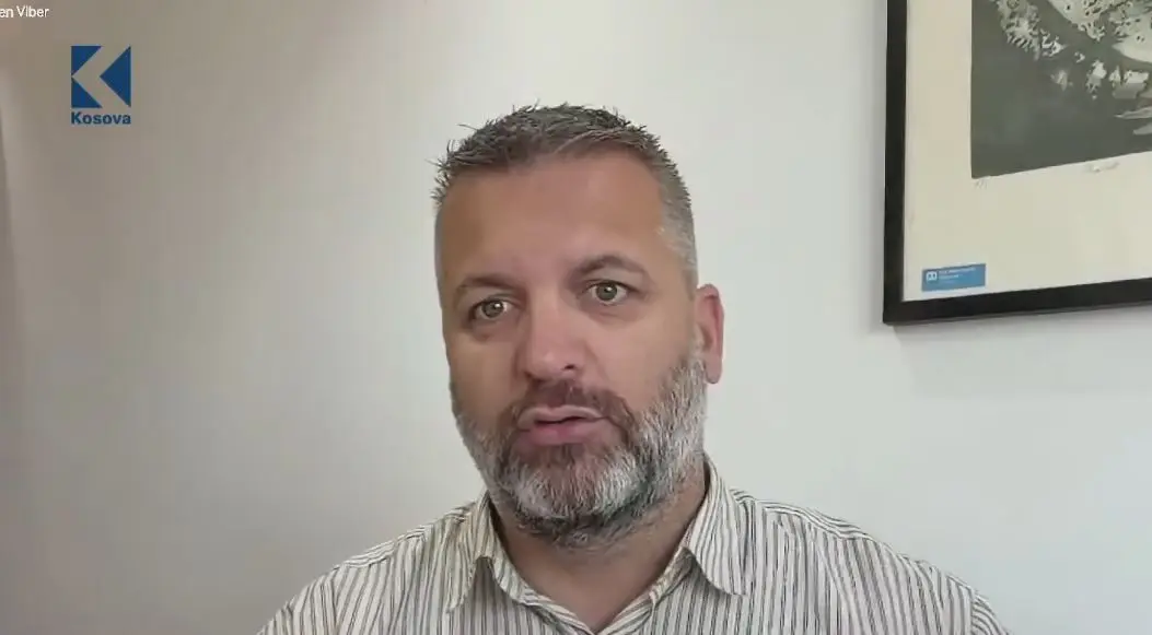 Ekonomisti: Të rinjtë nuk e shohin të ardhmen në Kosovë, synojnë largimin jashtë vendit (VIDEO)