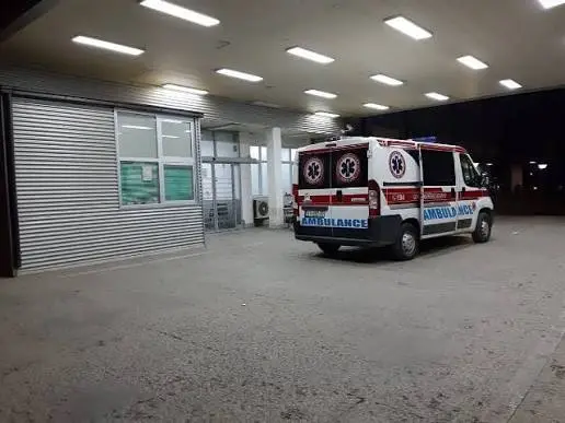 I lënduari në aksidentin e rëndë në Pejë dërgohet me urgjencë në QKUK për trajtim intensiv